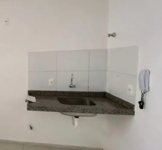 Bancada de cozinha com cuba e torneira