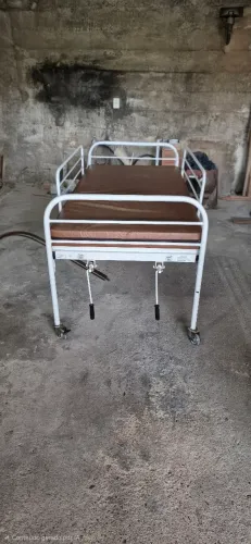 Cama hospitalar com colchão. 