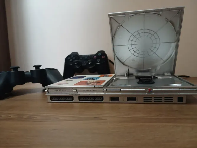 PlayStation 2 prata - com 2 controles e 8 jogos