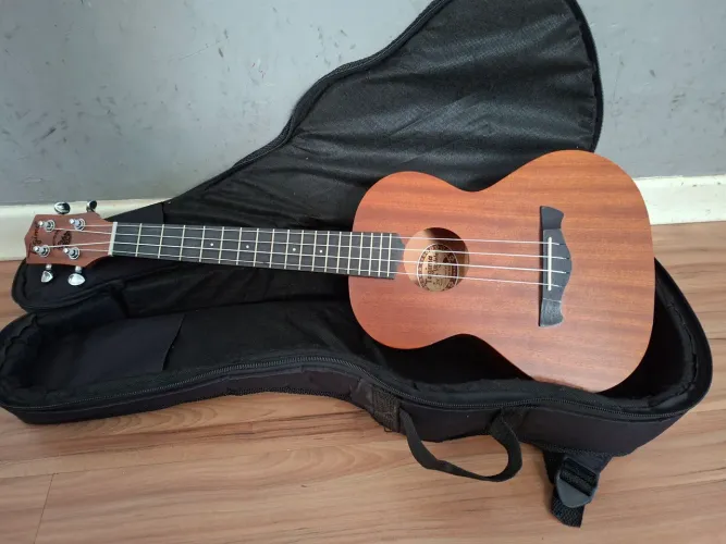 Ukulele Tagima Tenor 27k