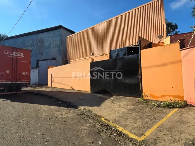 Galpão disponível para locação no Bairro Santa Rosa com estrutura para ponte rolante em Pi