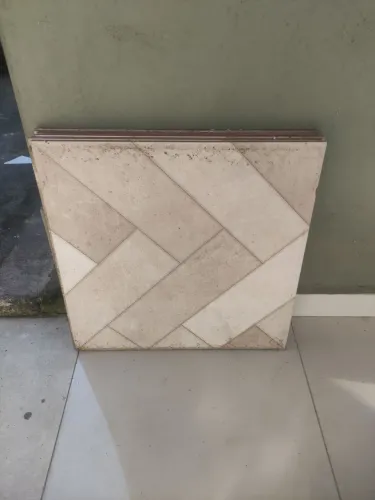 Azulejos 60 por 60 anti derrapante tem 8 peças ZAP Claudemir *