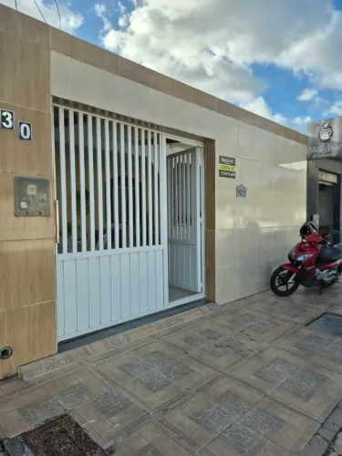 Belíssima casa em rua pública 