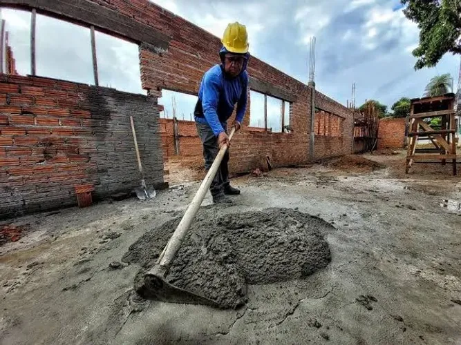 PROCURO POR AJUDANTES DE PEDREIRO