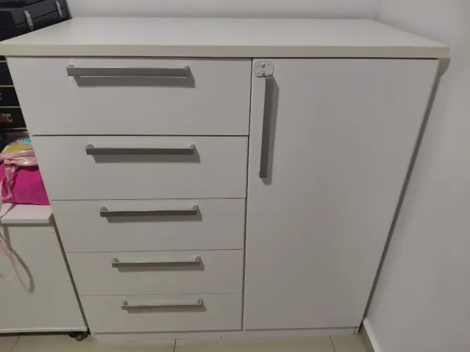 Cômoda 5 gavetas + 1 porta com 3 divisórias