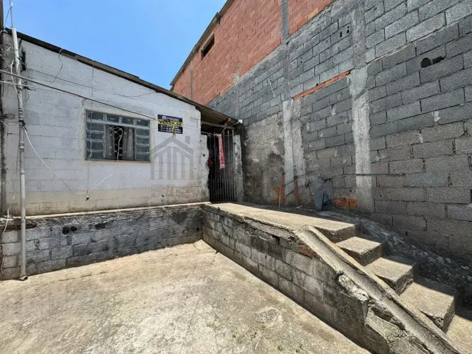 Casa com três cômodos e garagem