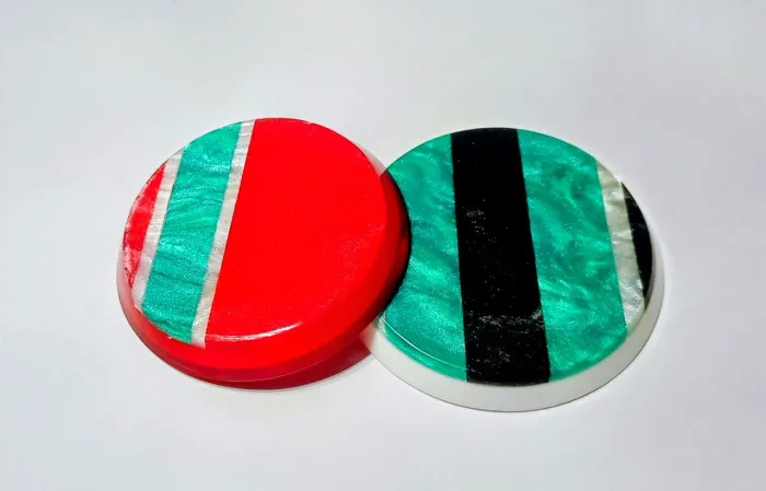 2 Botões  grandes de futebol de mesa 