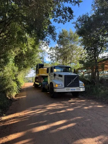 Serviços, terra planejem, açudes, máquinas grandes e pequena transporte de máquinas