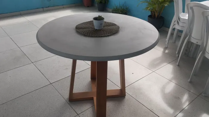 Mesa redonda com madeira maciça