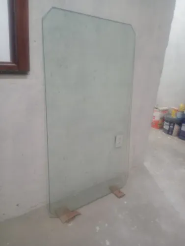 Mesa com a base em mármore bege Bahia