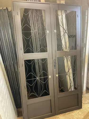 Porta dupla de aço no zarcão estrela ?