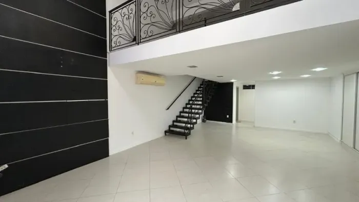 Locação Comercial - Sala com 98m² do banheiros e mezanino - Balneário Camboriú