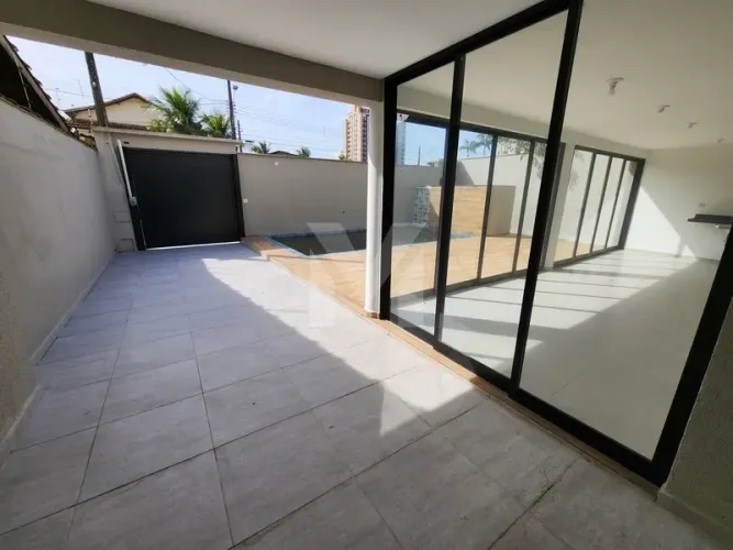 Casa de Alto Padrão com 4 Suítes, Piscina e Varanda Gourmet em Balneário Flórida