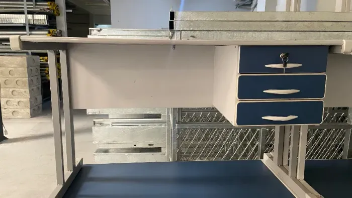 Mesa de escritório azul