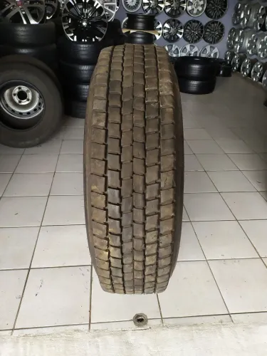 Pneu 295 /80 R 22.5 com roda seminovo