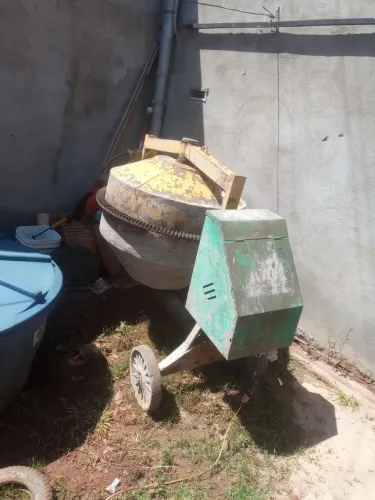 Vendo uma Betoneira semi-novo.