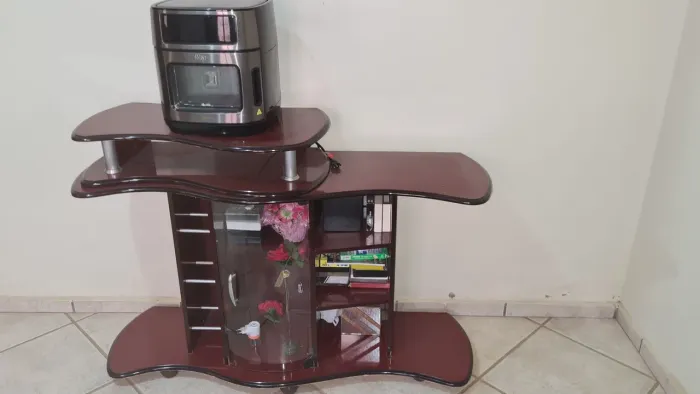 Estante rack mogno com porta de vidro