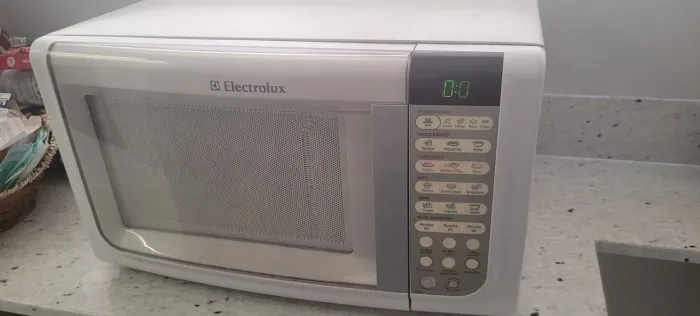 Micro-ondas Electrolux 23l funcionando perfeitamente