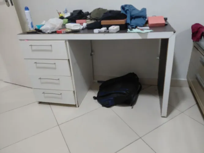 Bancada de estudo com gaveteiro