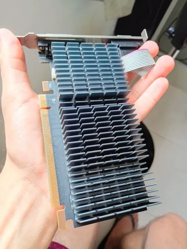 Placa de vídeo R5 220 - 2GB - Usada/Excelente 