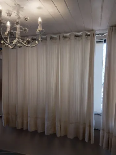 Cortina em voal bege 2.80 m x 1.7 m (largura x altura)