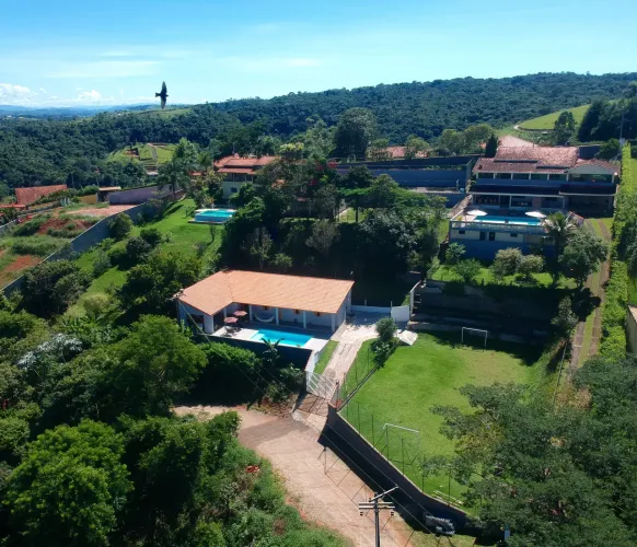 Chácaras em Igaratá c/ Renda Airbnb, Piscinas, Society e Campo | Permuta
