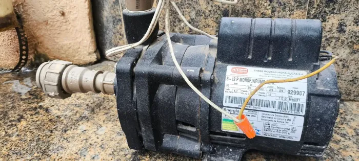 Motor com bomba de pressão