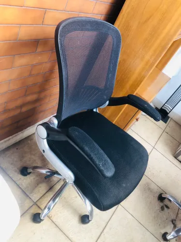 Cadeira Escritorio Giratoria Diretor Tela Mesh Preta Braco Regulavel Usada