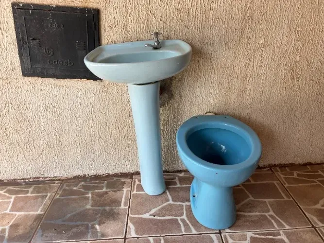 Pia sanitaria e vaso sanitario banheiro