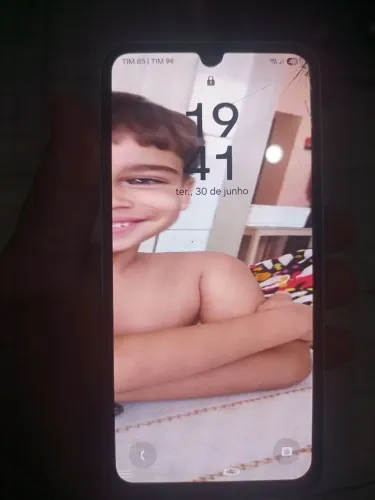 Vendo celular A15 256Gb tela tá trincada mais funciona perfeitamente tudo tela original 