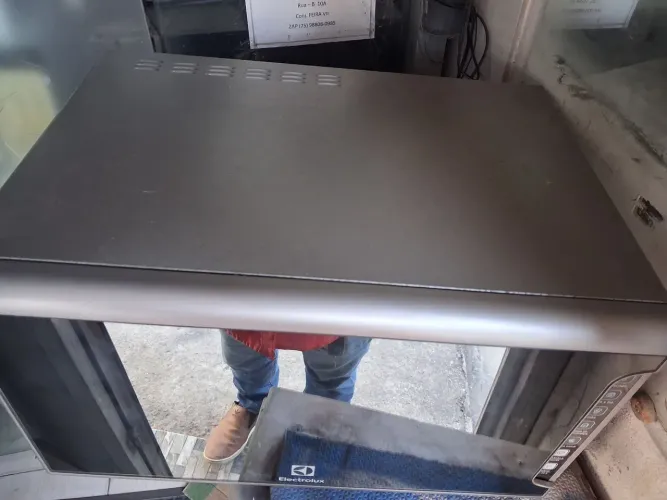 Microondas Electrolux espelhado 41 litros funcionando