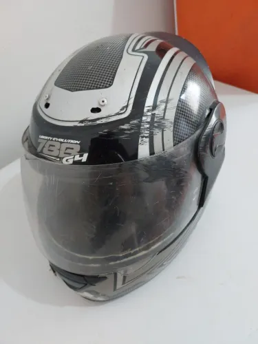 Capacete fechado com viseira