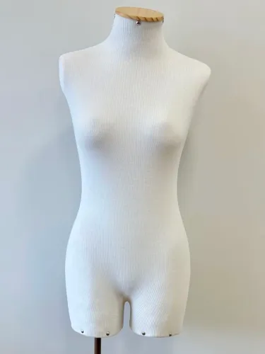 Manequim Feminino Forrado cor off, pedestal rosê