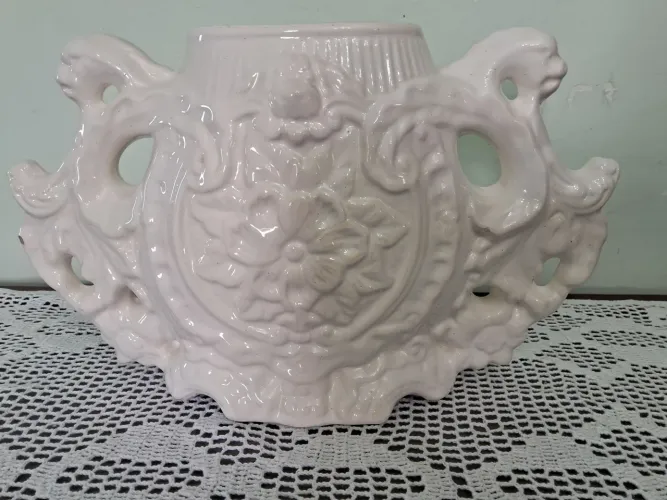 Lindo vaso de cerâmica antigo com Lindo relevo..