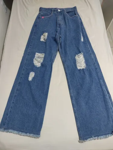 Calça jeans rasgada wide leg