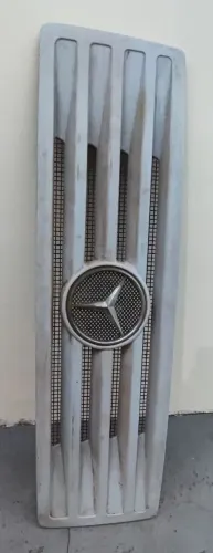 Grade frontal caminhão Mercedes Benz 1418