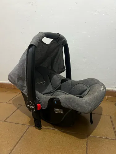 Carrinho com bebê conforto e Moisés