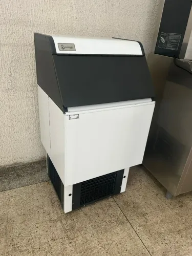 Maquina de Gelo 75/25 Kg