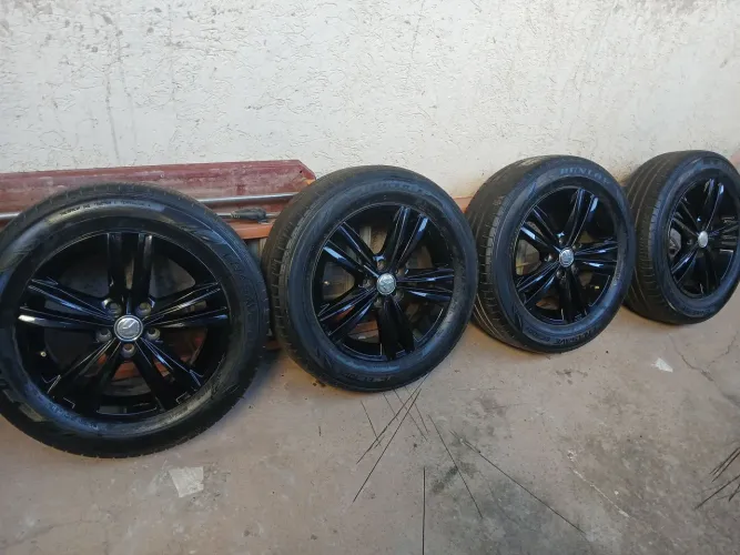 Rodas Aro 15 de 5 furos com Pneus.