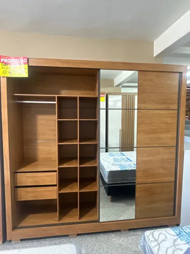 Guarda roupa de casal bem divido com espelho
