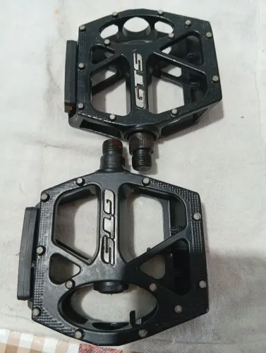Padal de bicicleta aro 29 está novo eu comprei mas não cobe na minha bicicleta.e vendo 80