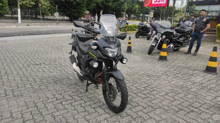 Kawasaki Versys x 300 Tourer com banco pedrinho usa somente para viajar