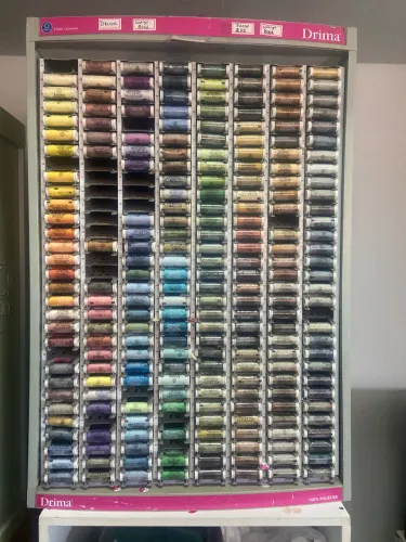 2 torres com mais de 1500 retrôs de linhas coats corrente