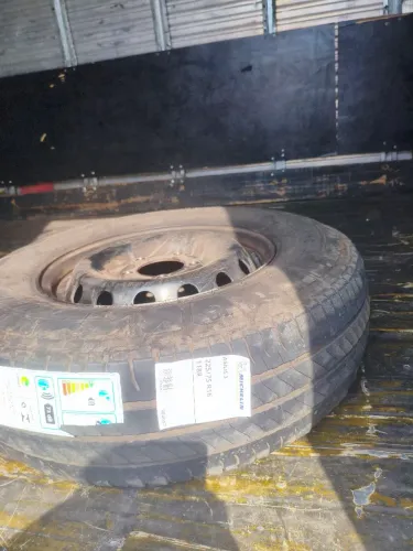 Pneu Michelin 225/75 r16