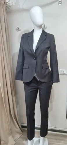 Terno Feminino Zara Risca de Giz (Blazer + Calça)