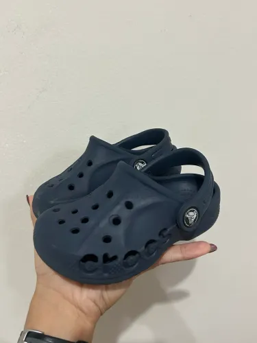 VENDO CROCS AZUL INFANTIL 