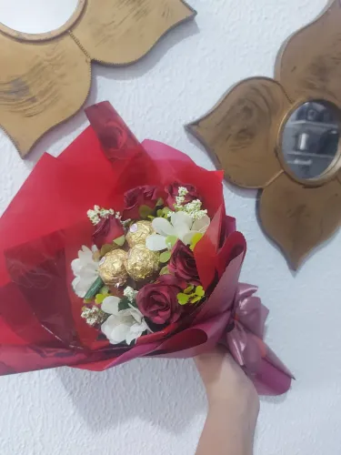 Buquê c rosas d Ferrero Rocher
