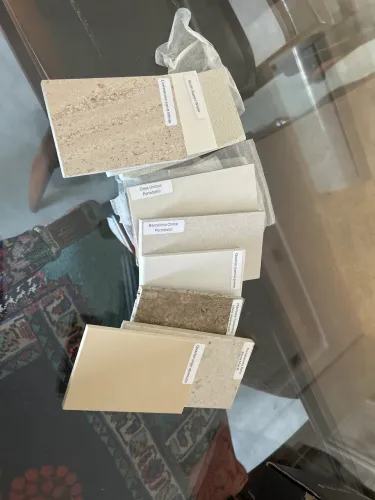 Pedaços de cerâmica para doação (mosaico)