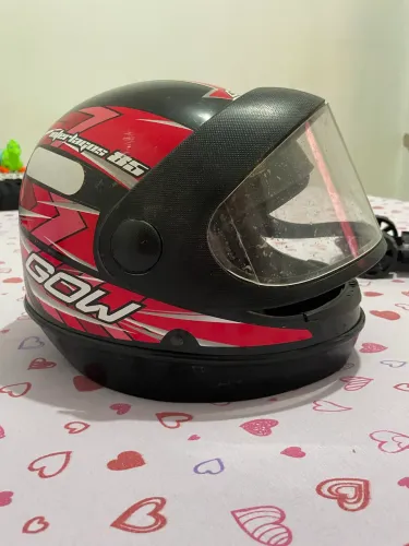 Vende-se este capacete em ótimas condições