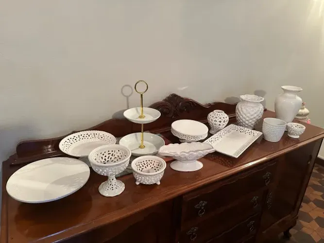 Kit de louças para decoração de festas.Aprox. 18 p. R$600,00. Pág a vista. Não entregamos